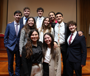 Un grupo de hombres y mujeres posando y mirando de frente
