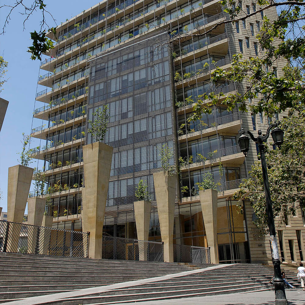 Magister-en-Derecho-LLM-UC-opcion-1-1000×1000-2 (1)